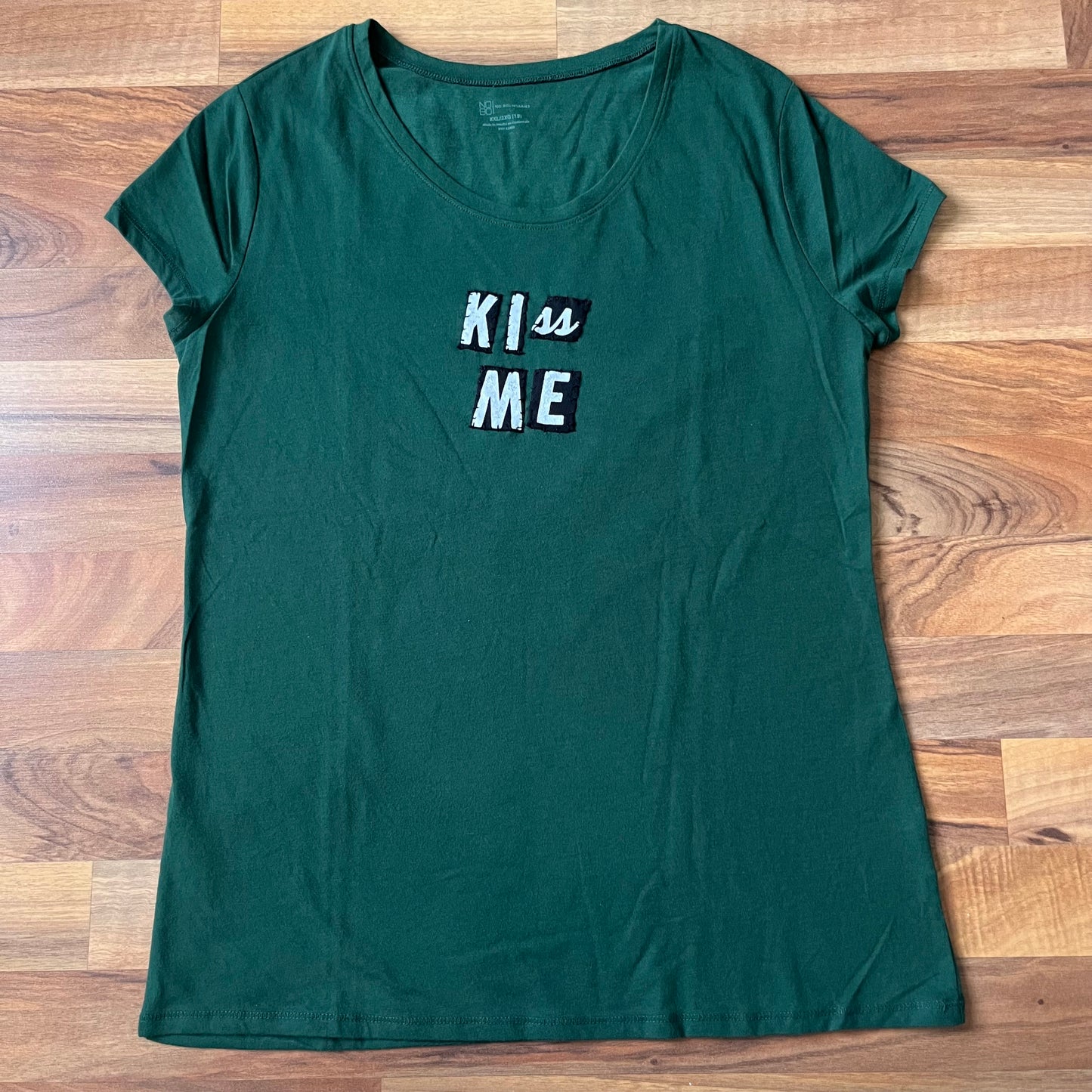 KISS ME Ransom Tee | Women's XL