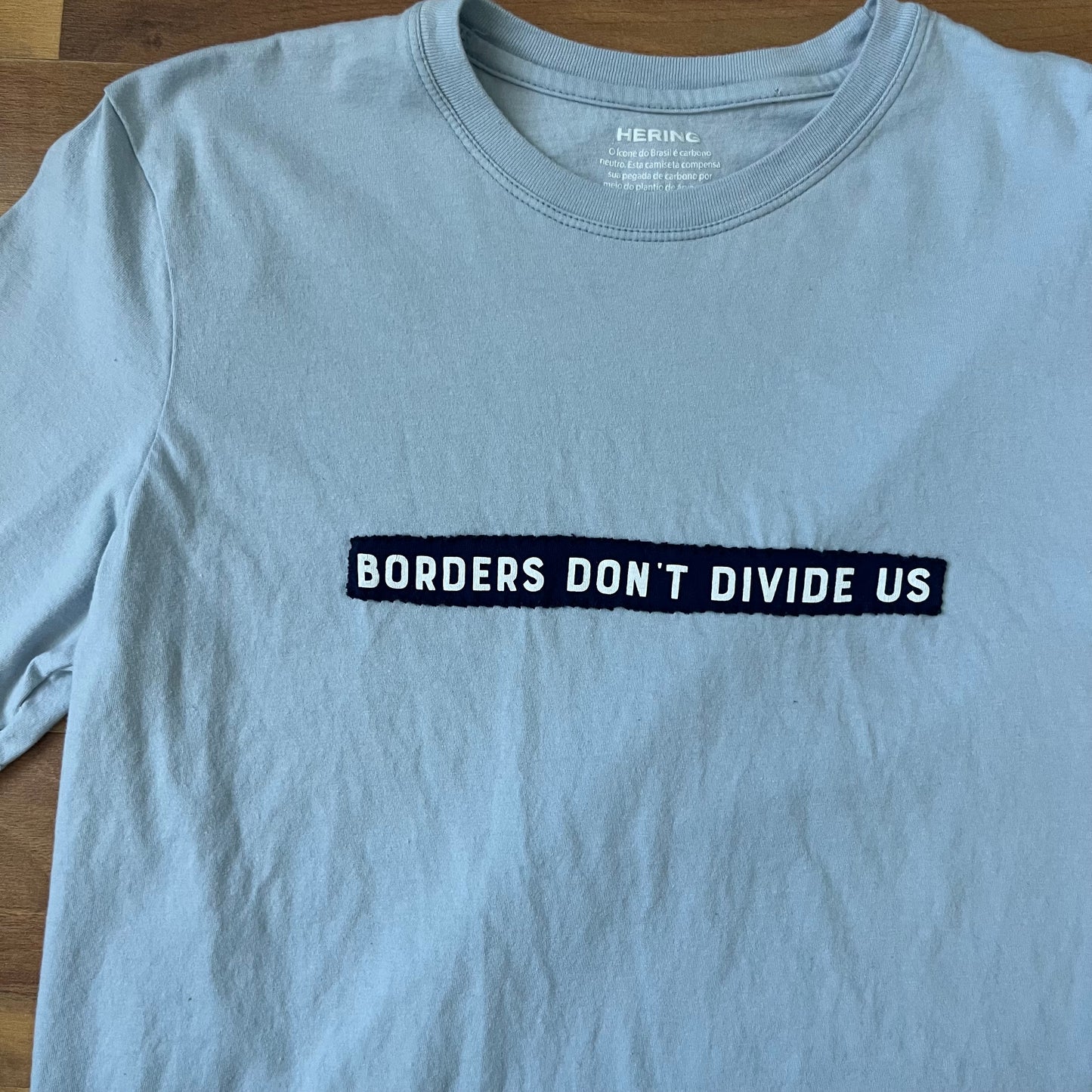 BORDERS DON'T DIVIDE US Tee | L