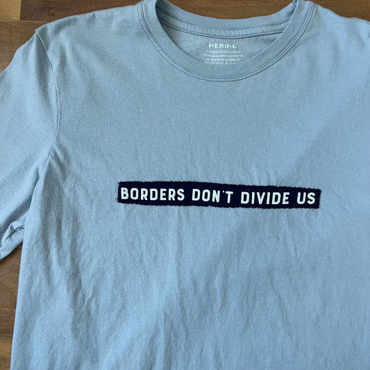 BORDERS DON'T DIVIDE US Tee | L