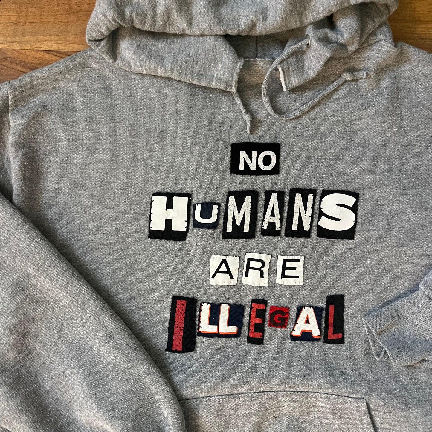 NO HUMANS ARE ILLEGAL Hoodie | M