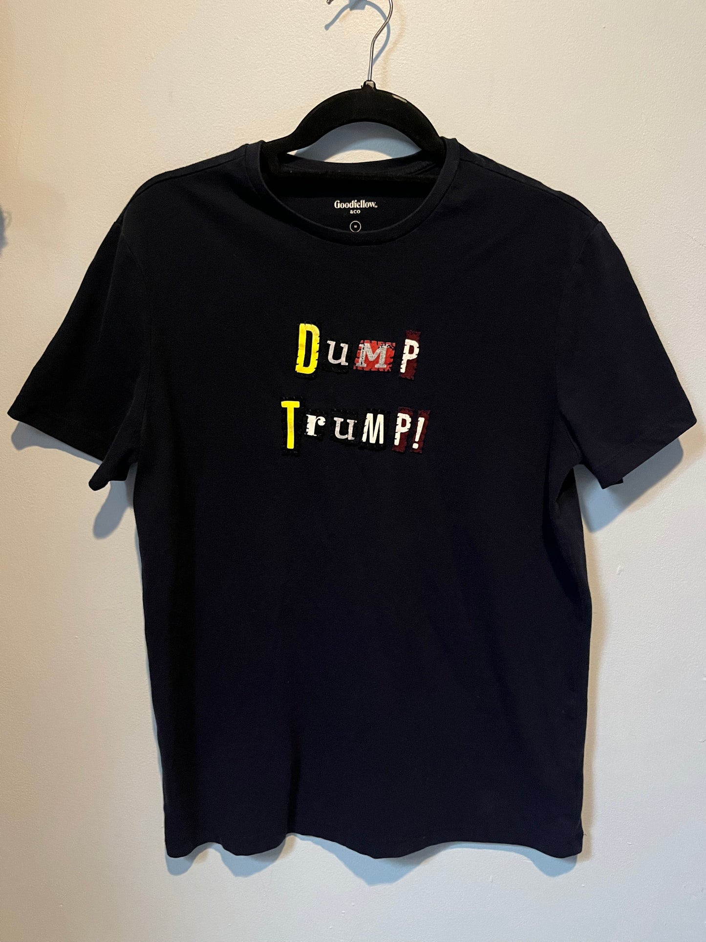 DUMP TRUMP! Ransom Tee | M
