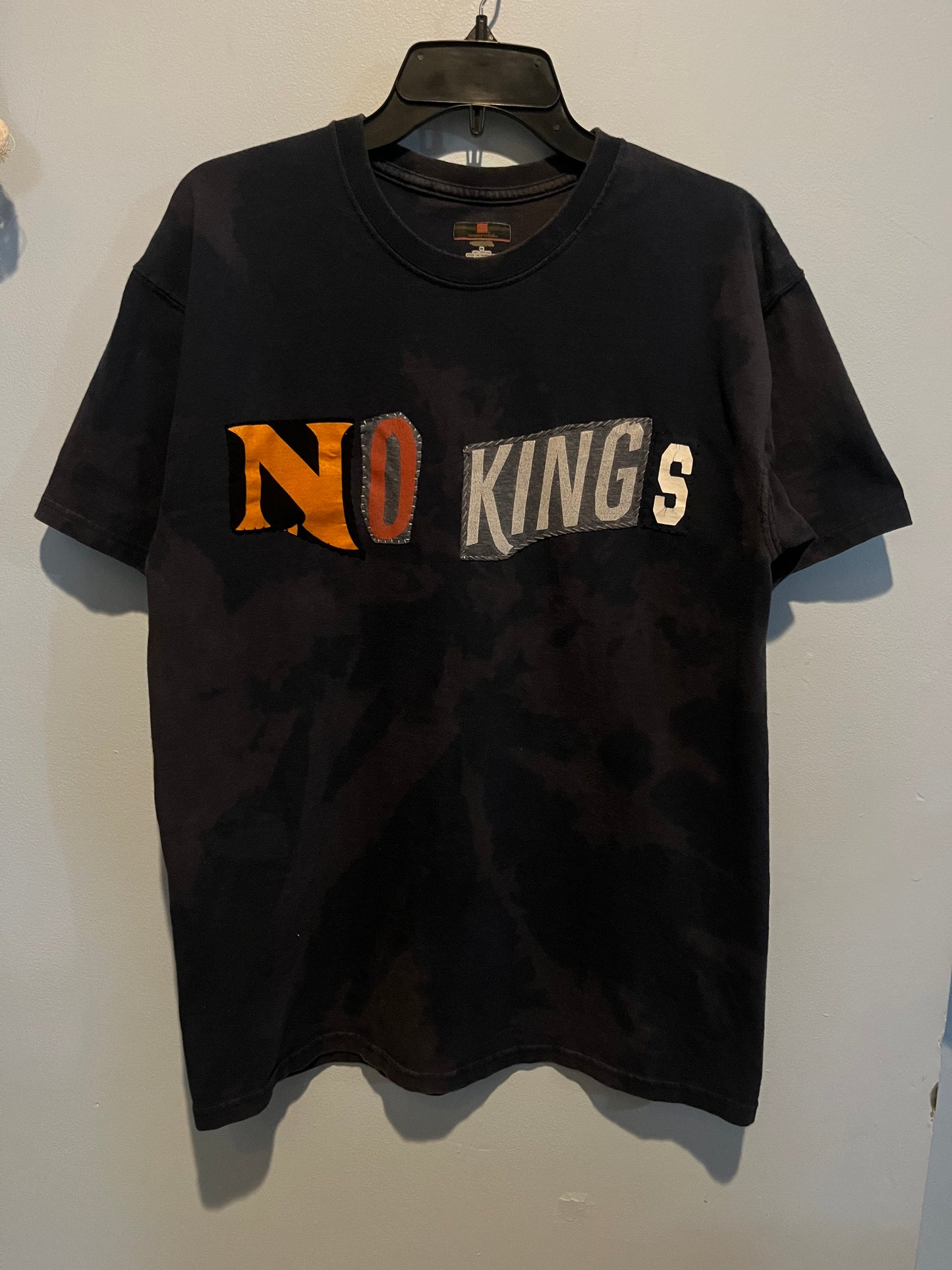 NO KINGS | M