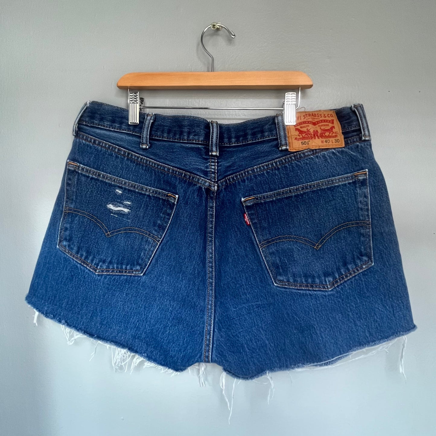 Medium Wash Distressed Levi's | Waist 37
