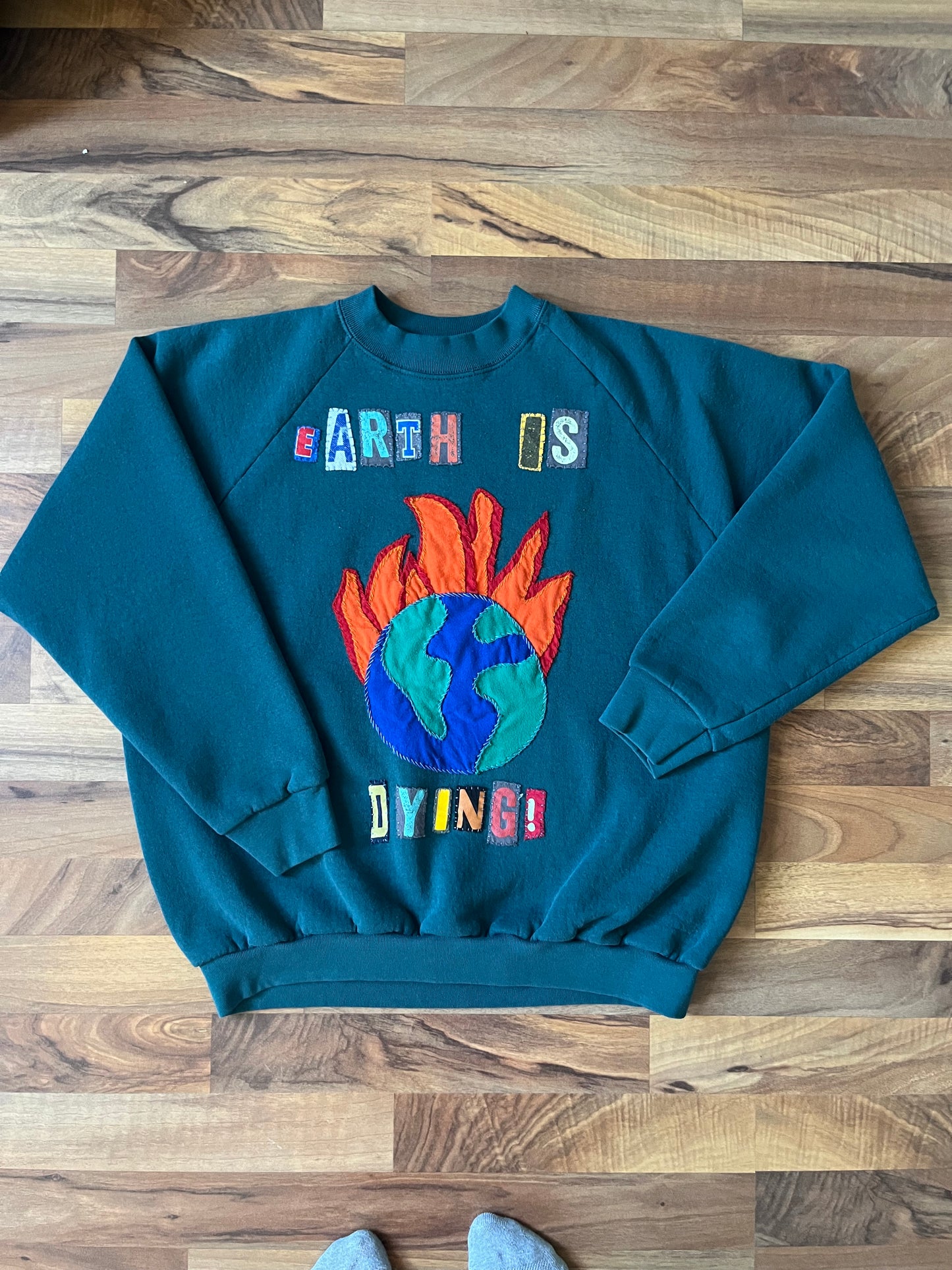 EARTH IS DYING Vintage Crew | L