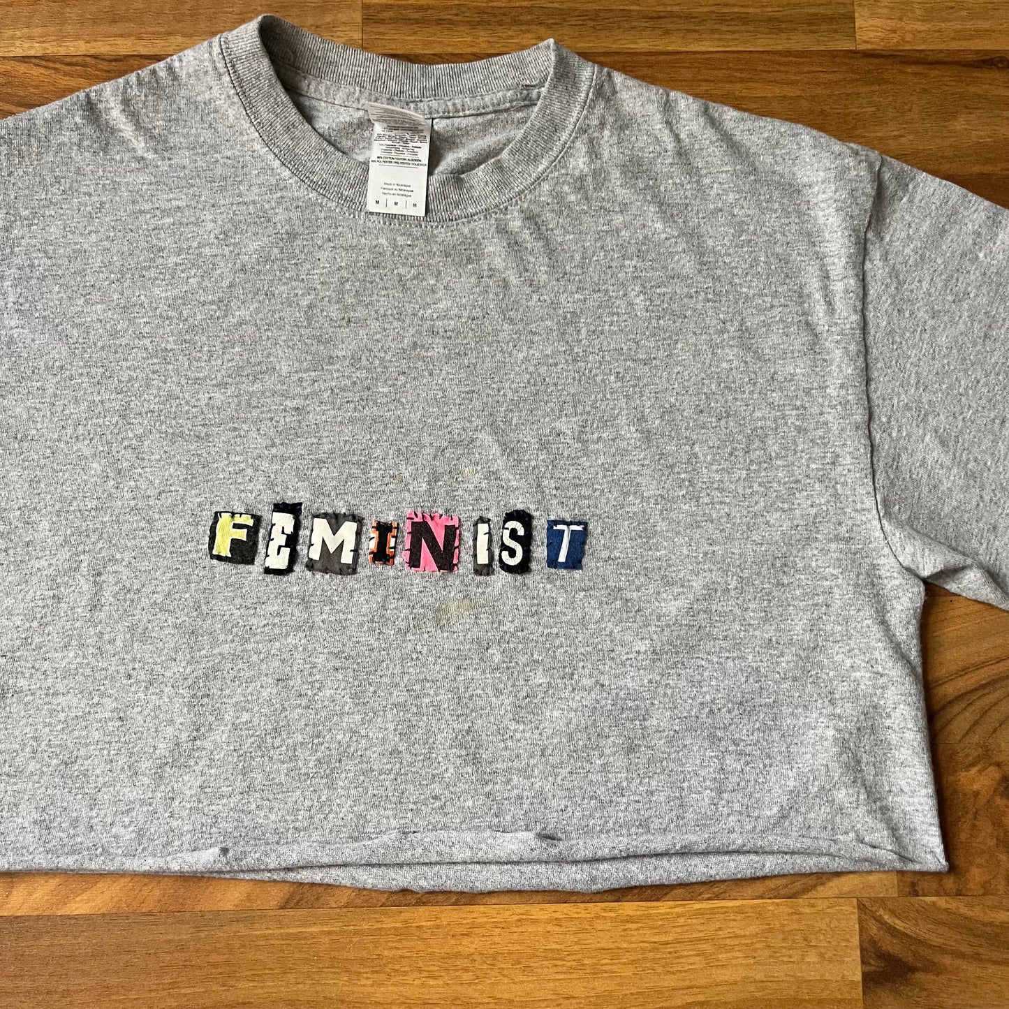 FEMINIST Cropped Ransom Tee | M