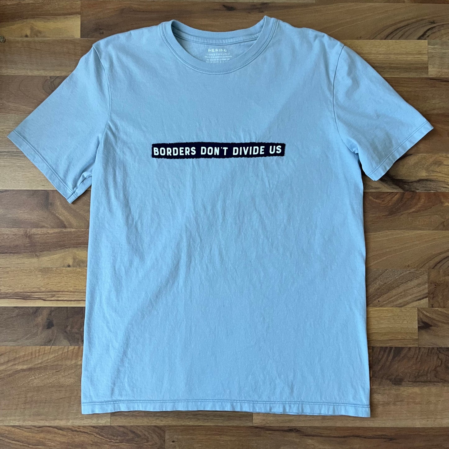 BORDERS DON'T DIVIDE US Tee | L