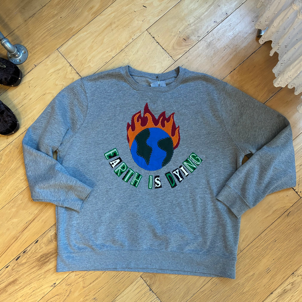 EARTH IS DYING Crew | XL